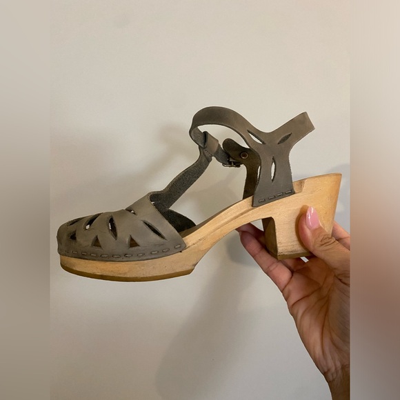 Swedish Hasbeens Mary Jane lacy clogs size 8 with wooden sole and buckle closure - Picture 7 of 15